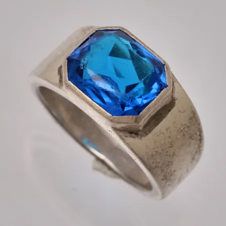  Ring stl:18½ bredd 4-11mm, blå sten, mått 10x12mm, silver 925/1000, vikt 10,9g.