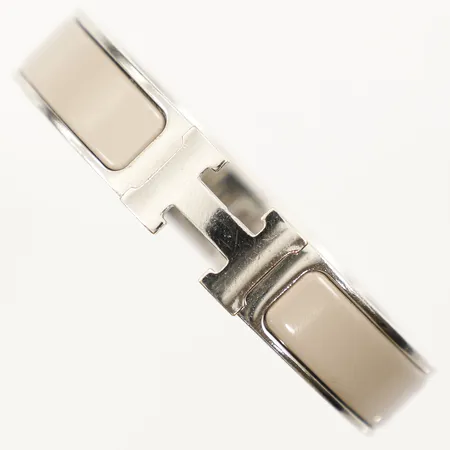 Armband Hermes Clic-Clac H, gråbeige samt silverfärgad metall, märkt HERMÈS K, innermått 4,5x5,5cm, repig, dustbag och originalask med slitage.