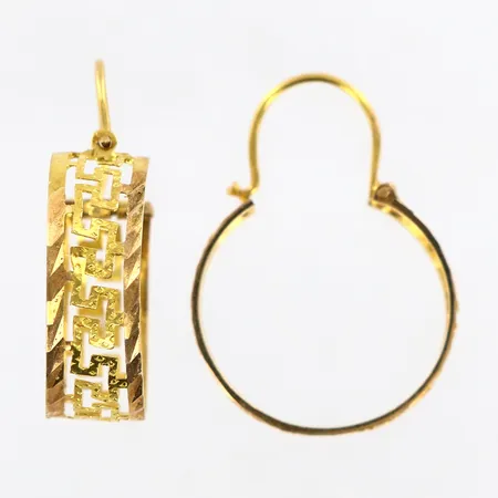 Ett par örhängen med genombruten dekor, Ø19mm, skev, 14K Vikt: 2,6 g