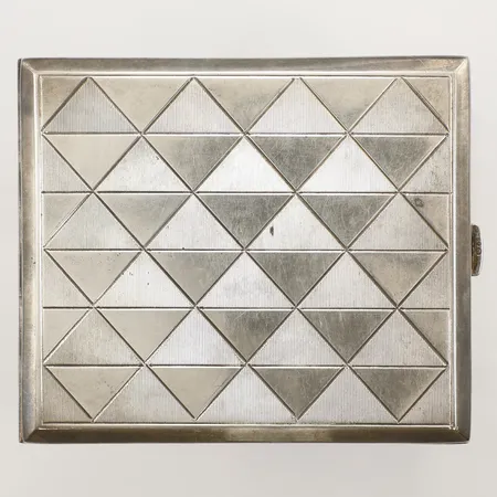 Cigarilletui med förgylld insida 9x8cm gravyr repig silver  Vikt: 114 g