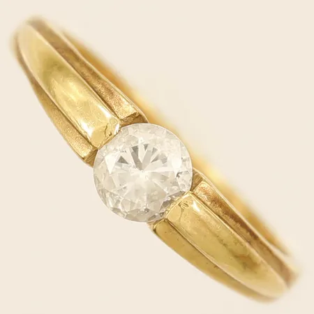 Ring med vit sten, stl:16 bredd 4,7mm, 18K  Vikt: 2,5 g