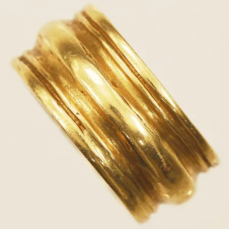 Ring historisk museikopia, stl:16½ bredd 9,5mm gravyr 18K  Vikt: 7,9 g