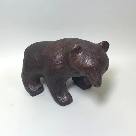 Skulptur Björn av Carl Roos Hammerdal snidat trä höjd ca 5cm längd ca 11cm etikettmärkt. 