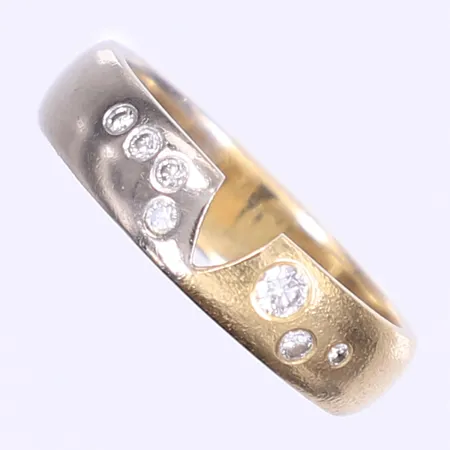 Ring med diamanter 1x ca 0,06ct 5x ca 0,02ct 1x ca 0,01ct stl:19¼, bredd 5,5mm, rödguld med matterad yta, vitguld blankpolerat, tillv. Juv Ericson Eftr. AB (Per Blomgren) Göteborg 2006, 18K Vikt: 8,3 g