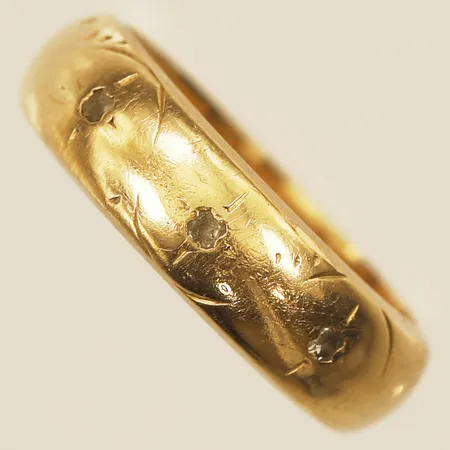 Ring med vita stenar stl:14½ bredd 4,8mm 18K Vikt: 5,3 g