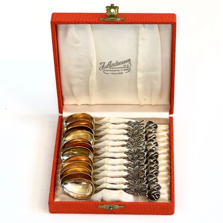 12 moccaskedar med floral dekor, längd ca 9,2cm, silver 830/1000 Vikt: 96,7 g