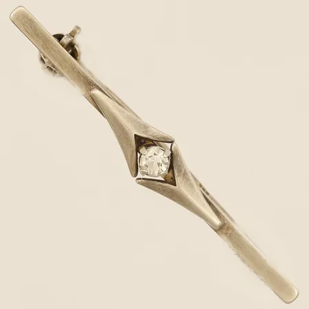 Brosch med vit sten längd 40mm, bredd 5,5mm, 835/1000 silver  Vikt: 1,6 g
