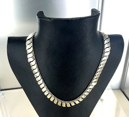 Halskedja längd 4,5 cm, bredd 1,5 cm silver 835/1000 Vikt: 20,6 g