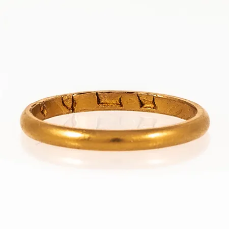 Ring slät stl:19 bredd 2,3mm, namn- och datumgravyr, vassa ojämnheter från stämplar, 23K 3,3g. 