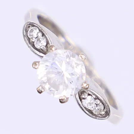 Ring med vita stenar stl: 15½ bredd 2-7mm, vitguld, 14K Bruttovikt: 2,8g 