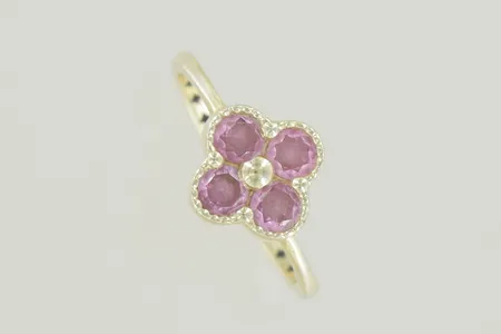 Ring med stenar slt:18½, 14K blommans bredd 10 mm Vikt: 2,3 g