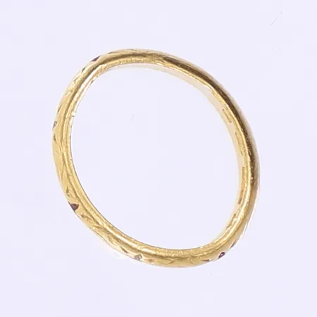 Ring med röda stenar, bucklig, 23K  Vikt: 4,1 g