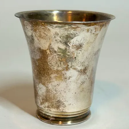 Pokal 6,5cm, gravyr, silver 830/1000 Vikt: 31,8 g