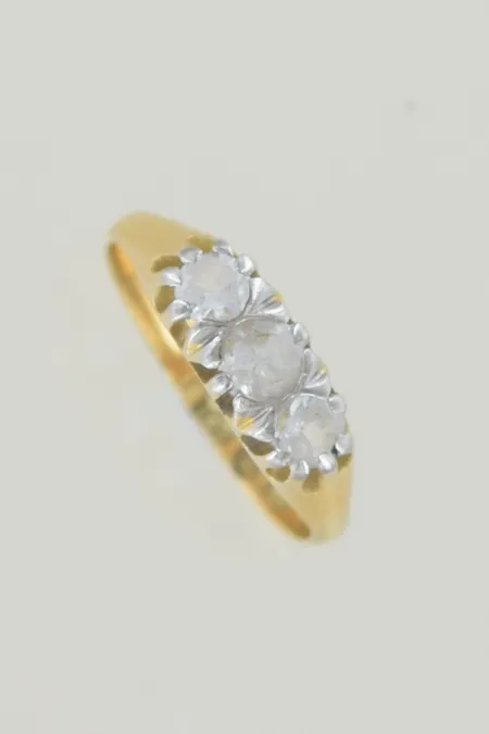 Ring med stenar stl: 17½ bredd 5mm, 18K Vikt: 3,1 g