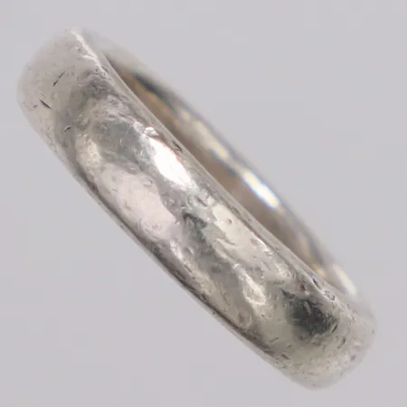 Ring slät stl:15½, bredd 4,4mm, repig, 925/1000 silver Vikt: 5 g