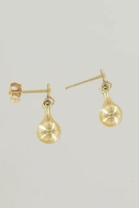 Ett par örhängen längd 1,5 cm, plopp saknas,18K Vikt: 1 g