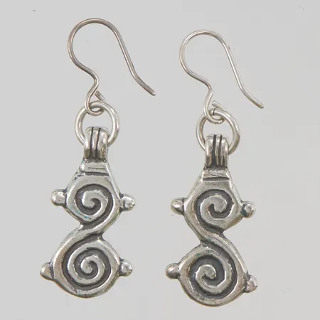 Ett par örhängen Kalevala Koru "Vaskikäärme" 43mm 925/1000 Silver 9,2g.