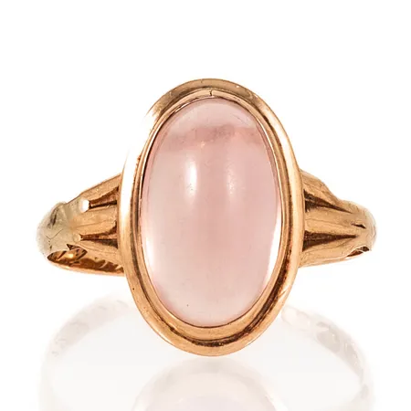 Ring med rosenkvarts stl:18 bredd 2-16,5mm, något matt sten, lös i fattningen, ojämn skena, gravyr, 14K 2,5g. 