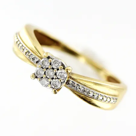 Ring Guldfynd med diamanter 7 x ca 0,01ct och 22 x ca 0,005ct 8/8-slipade stl:16½, bredd 1-4,5mm, 18K Vikt: 2,5 g