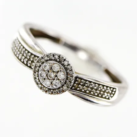 Ring Guldfynd med diamanter 56 x ca 0,005ct 7 x ca 0,01ct vitguld, stl:18, bredd 1,5-6,5mm, 18K Vikt: 2,8 g