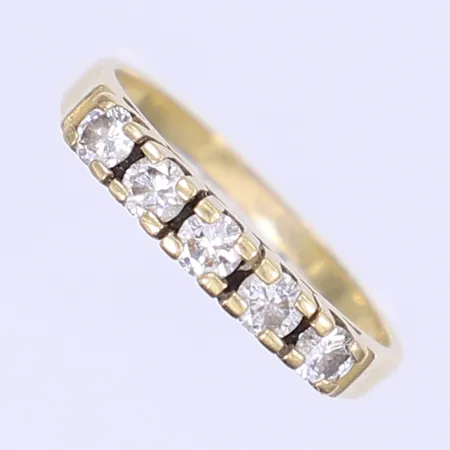 Ring med diamanter 5x ca 0,08ct stl:17¾, bredd 1-3mm, missformat skena troligen spår från storleksändring, 18K Vikt: 3,1 g