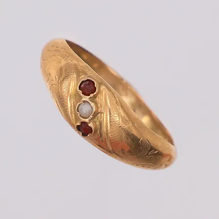 Ring röda stenar pärla stl:17¾, något ojämn, 18K Vikt: 1,8 g