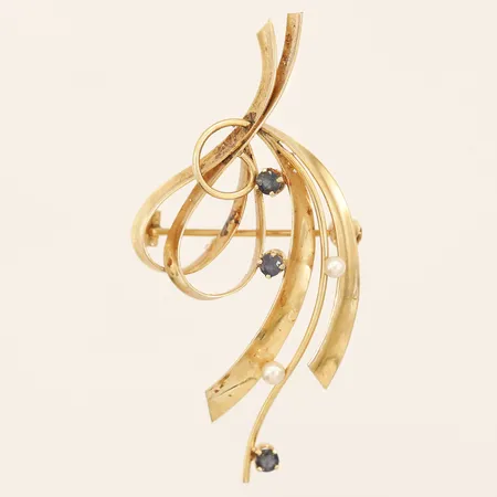 Brosch med blå stenar samt pärlor, bredd 4,3-25,6mm, År 1960, Guldvaruhuset Aktiebolag 18K Vikt: 4,1 g