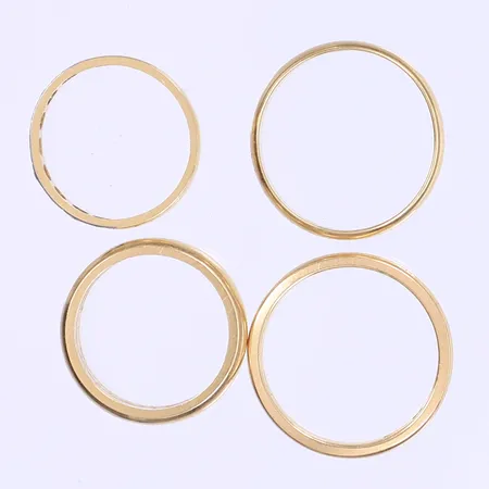 Fyra ringar med gravyr varav en med vita stenar 18K Bruttovikt: 13,7g