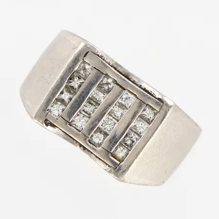 Ring med princesslipade diamanter, ca 0,32ctv, stl:17½, bredd ca 11mm, Platina 800/1000 Vikt: 15,4 g