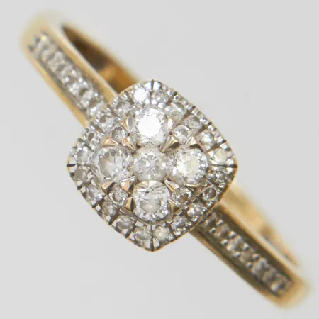Ring med diamanter 4 x ca.0,03ct, 1 x ca.0,02ct samt 38 x ca.0,005ct, 8/8-slipade, stl:17¼, bredd: 2,1-7mm, GHA, skev skena, repig, 18K Vikt: 2,1 g