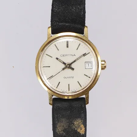 Damur Certina 18K Ø22mm, quartz (går ej), datum, gravyr, defekt läderband bruttovikt 13,7g 