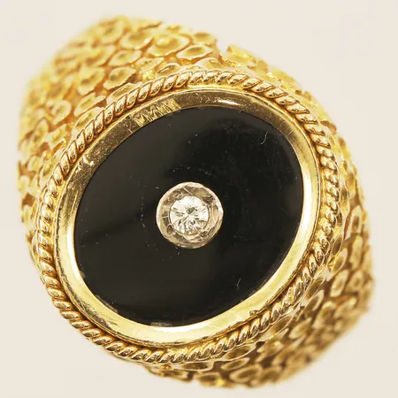 Ring med diamant 1x0,03ct samt svart sten stl 20 bredd 4mm 18K  Vikt: 8 g