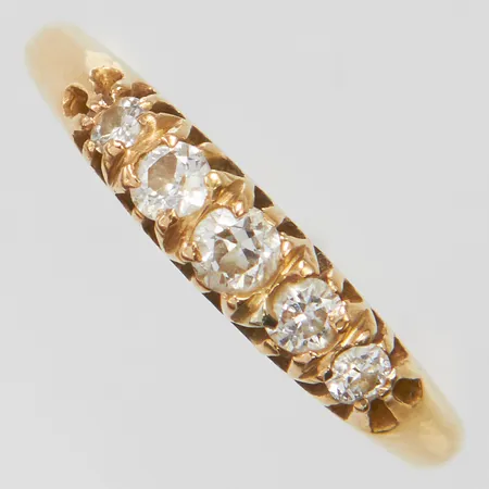 Ring med 5 diamanter 0,30ctv enligt gravyr, stl: 17, bredd: 1,8-3,7mm, G. Dahlgren & Co, Malmö, 1919, 18K Vikt: 2,6 g