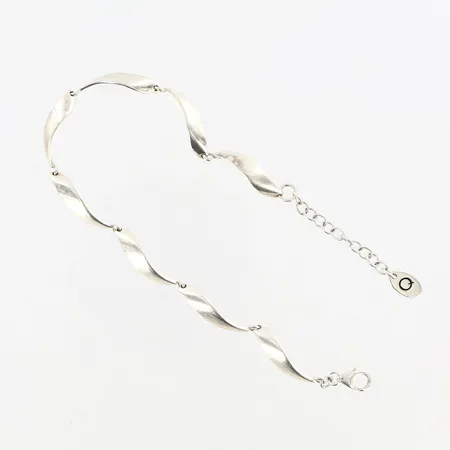 Armband i silver, Längd:17-20cm, bredd: 3-5mm, design Q Scandinavia, tillverkad av Guldfynd, 925/1000 Vikt: 7,7 g