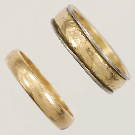 2 ringar släta gravyr 18K  Vikt: 11 g