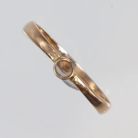 Ring, stl:18, bredd 2-3mm, saknar sten, defekt, 14K Vikt: 1,2 g