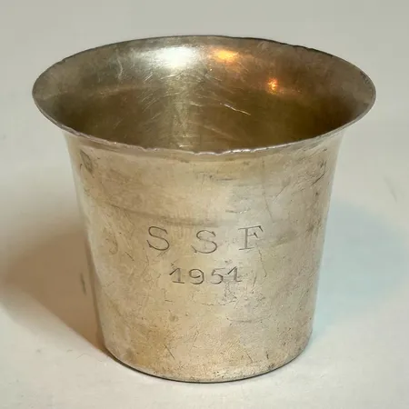 Pokal 4,5cm, gravyr, silver 830/1000 Vikt: 36,9 g
