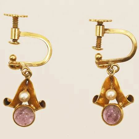 Ett par örhängen med ametister samt pärlor, längd 20mm bredd 10mm,  	Nyströms G-Verkstad Sven-Uno Nyst år 1956 18K  Vikt: 2,8 g