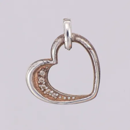 Hänge hjärta vita stenar Guldfynd längd 22mm, silver 925/1000 Vikt: 2,5 g