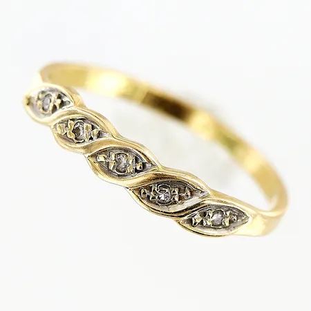 Ring med 5 diamanter 0,02ctv enligt gravyr, stl:16, bredd 1,5-3mm, skev, 18K Vikt: 1,3 g