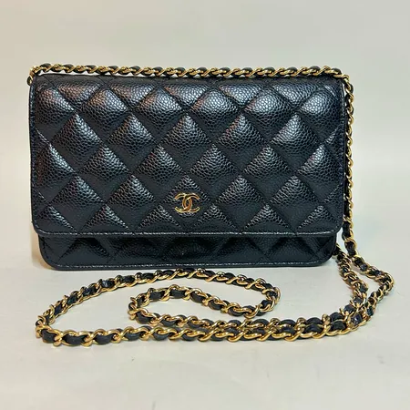 Väska Chanel Wallet in chain svart quiltat kaviarläder guldfärgade beslag mått ca 19x12x3cm, kvitto Dubai 2023, kartong
