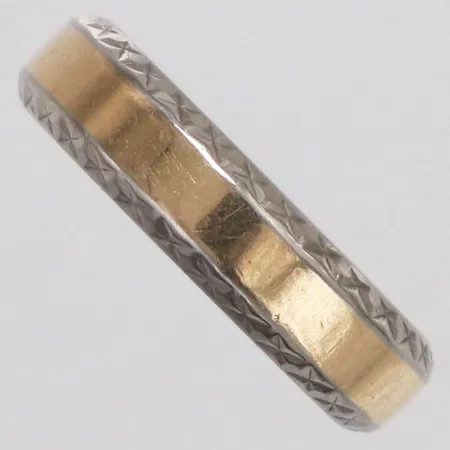 Ring tvåfärgad stl:17¼, bredd 4,8mm, gravyr, 18K  Vikt: 5,6 g