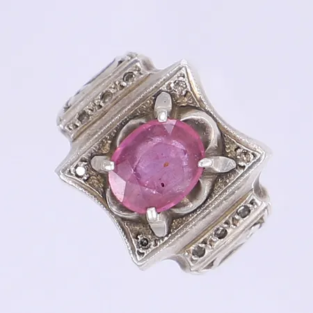 Ring med rosa och vita stenar stl:18½ bredd 7-18mm silver 925/1000  Vikt: 15,2 g