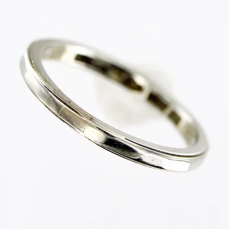 Ring mönstrad vitguld stl: 18, bredd 2mm, gravyr, 18K Vikt: 2,9 g