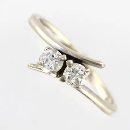 Tvillingring med 2 diamanter 2x0,20ct, vitguld, stl:17, bredd: 2-11mm, 14K Vikt: 2,5 g