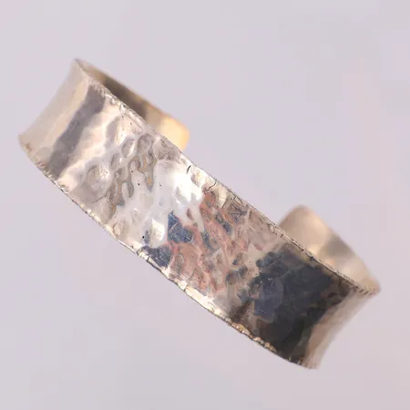 Armband stelt öppen modell hamrad yta, 64mm x 52mm, Guldsmedjan Forsman & Gardfors 1972, silver 830/1000 Vikt: 38,7 g