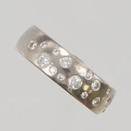 Ring med diamanter 15x totalt 0,36ctv stl:16¼ bredd 6mm gravyr 18K 11,6g.