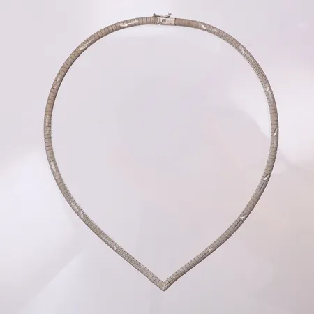 Collier halvstelt v-formad mönstrad längd 41cm bredd ca 4,2mm, silver 835/1000  Vikt: 18,6 g