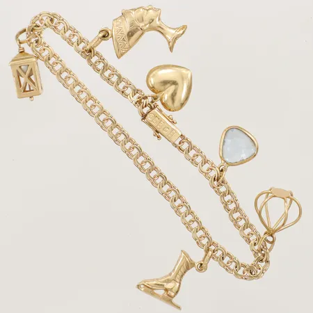 Armband Bismarck med sex berlocker, längd 18,5cm, bredd 4,2mm Vibergs Guldvaror Sture Viberg, år 1960 18K Vikt: 12,5 g