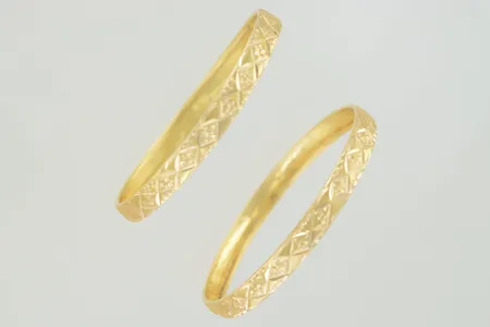 Armringar diam 6 cm bredd 7 mm ojämn/defekter 21K Vikt: 15,3 g